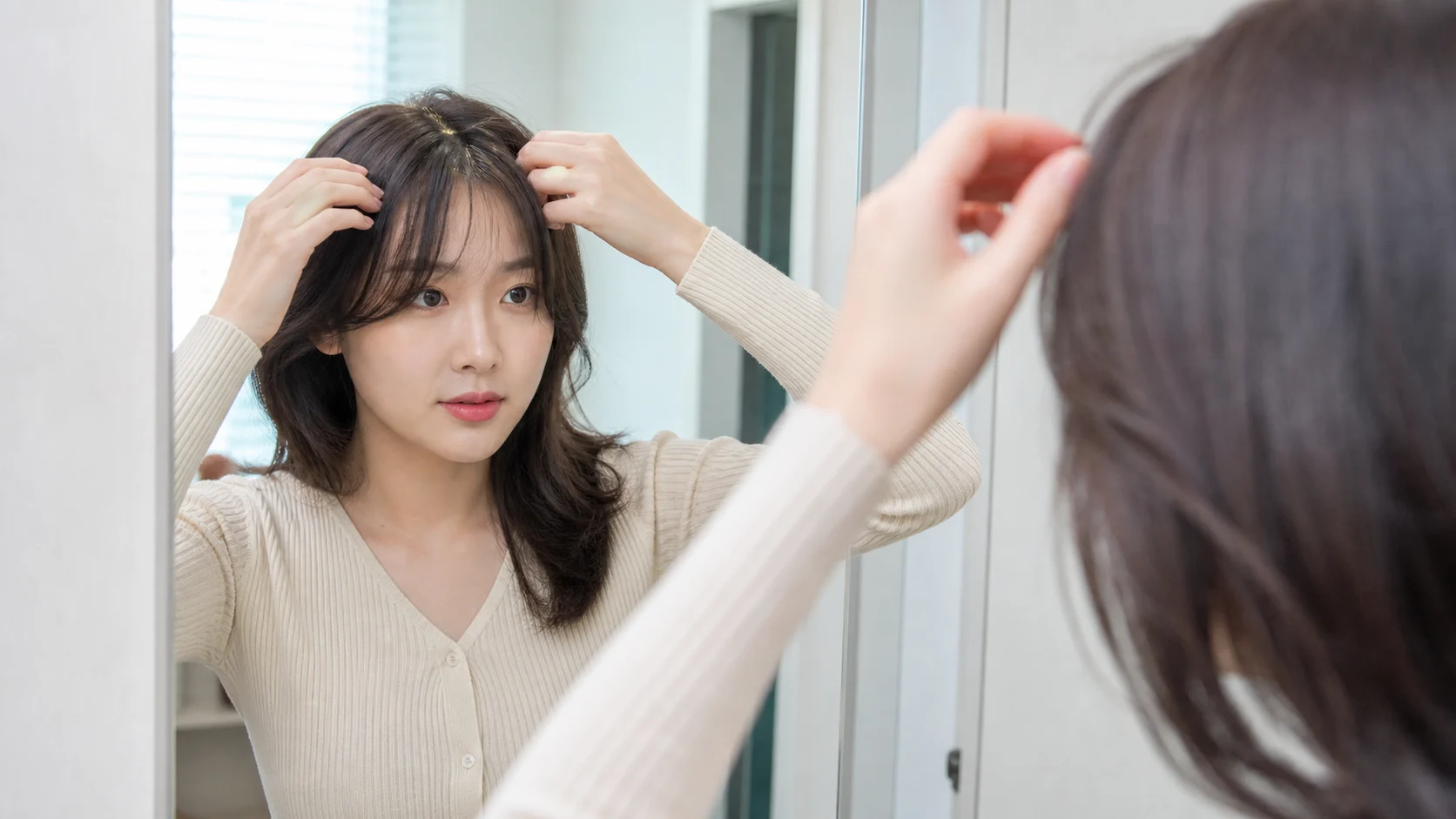 앞머리 스타일링 조건을 살피는 생활 장면